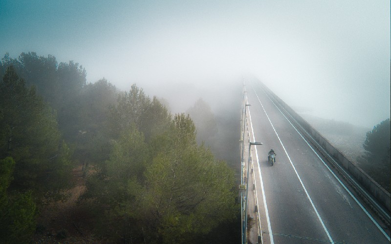 autovía con niebla