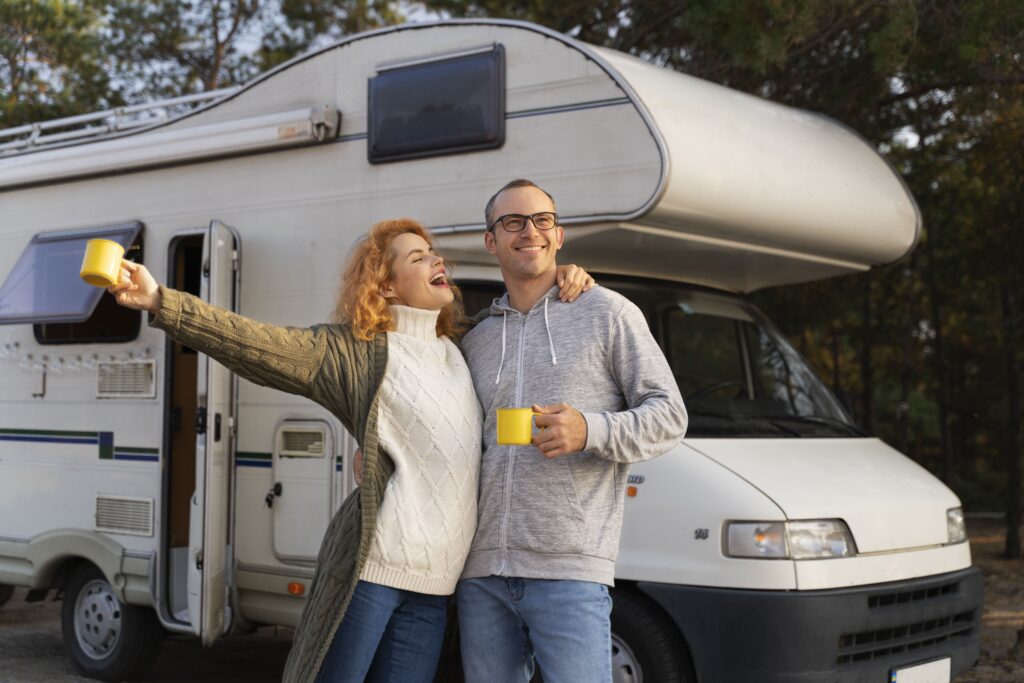 pareja nómada feliz con autocaravana